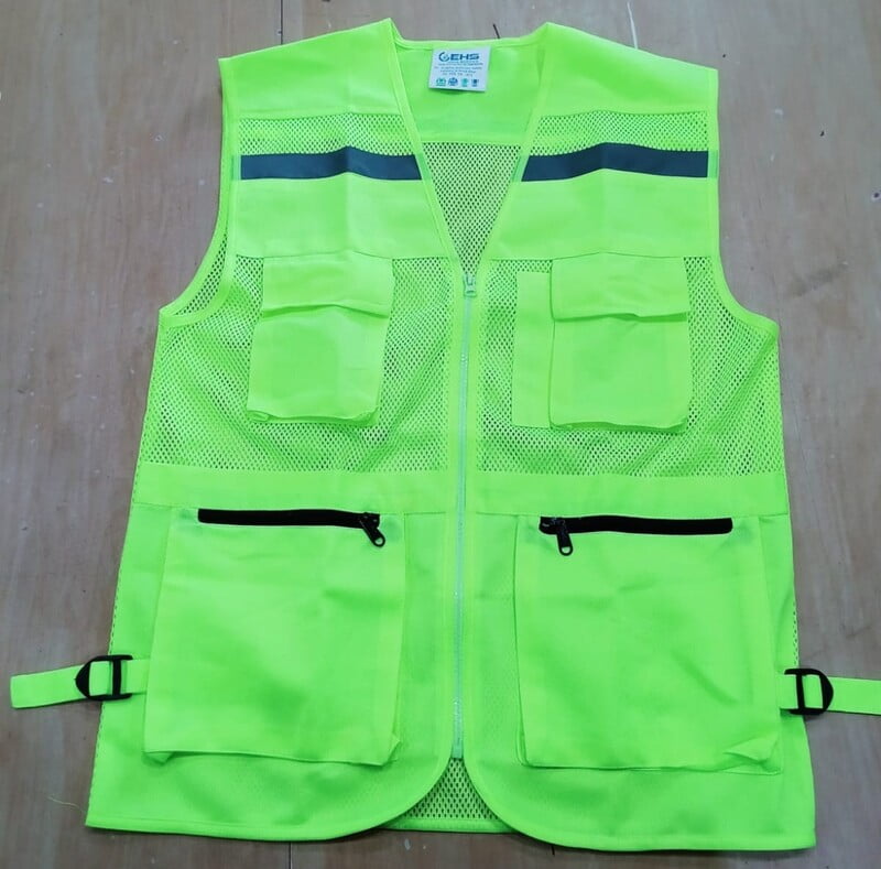 ISAFE SAFETY JACKET WITH 2 POCKETS AND HIGH VISIBILITY REFLECTIVE TAPE ISAFE SAFETY JACKET WITH 2 POCKETS AND HIGH VISIBILITY REFLECTIVE TAPE